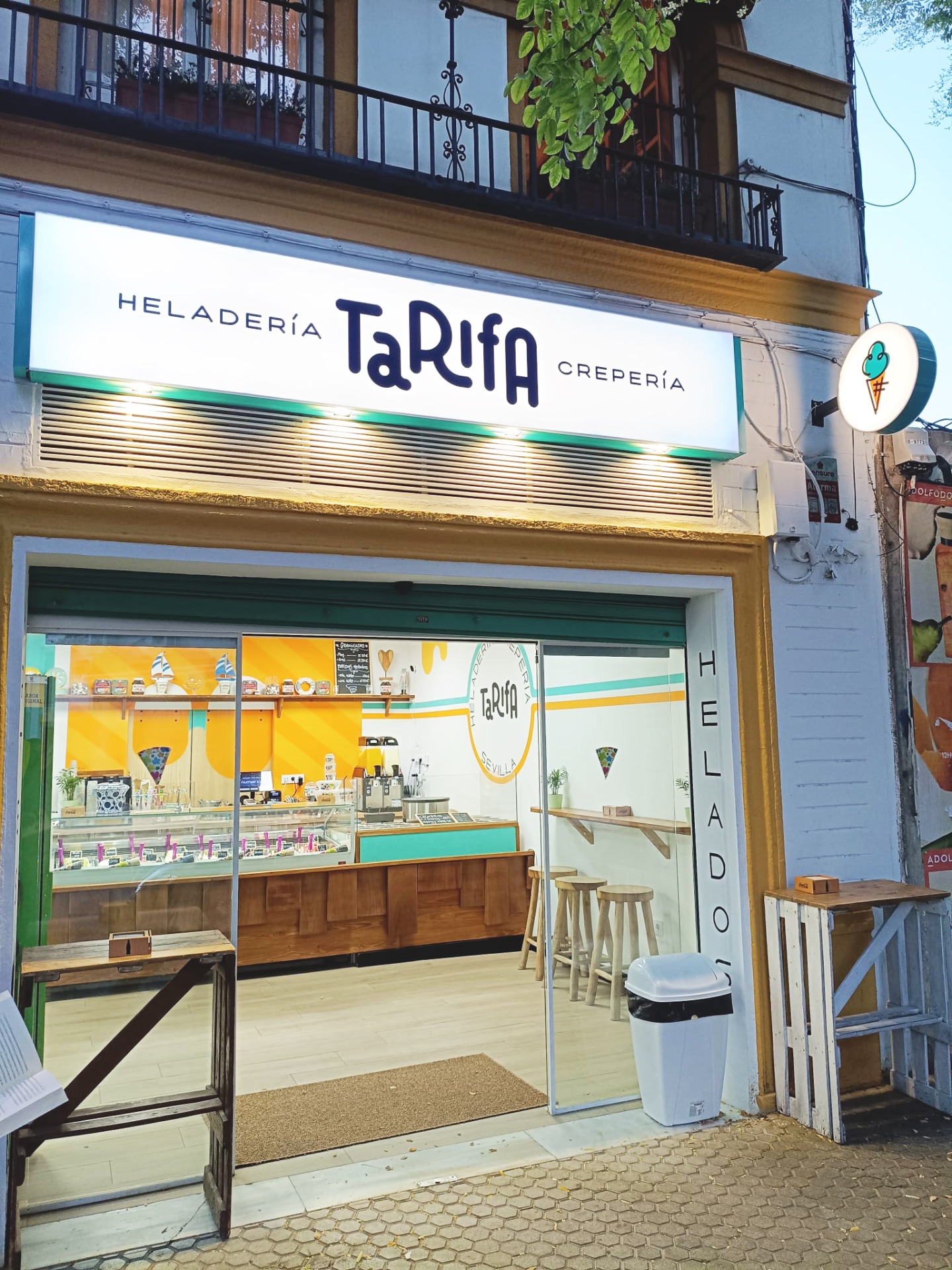 Fabricación de luminosos de alta luminosidad, cajón con proyectores led empotrados. Para Heladería Tarifa.