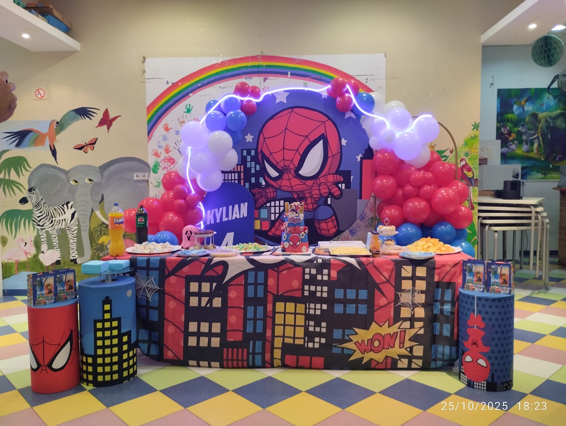 Decorado medianto globos, backdrops, banner, fondos, manteledes menaje y neón led azul. En Tomares, Sevilla.